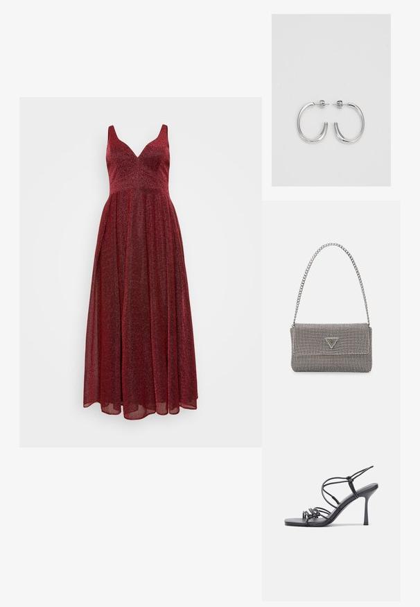 My Mascara Curves Ballkleid - berry; Schwarze, hochhackige Sandalen mit dünnen Riemen und einem geknoteten Design, einer glatten, rechteckigen Zehenpartie und einem eleganten Stiletto-Absatz.; Hellegraue metallische Handtasche mit einer Kettenriemen, verziert mit kleinen kreisförmigen metallic Nieten und einem dreieckigen Markenlogo.; Silberne Creolen mit einer glatten, glänzenden Oberfläche. Abgerundete Form, leichtes Design, mit einer Steckverschluss.