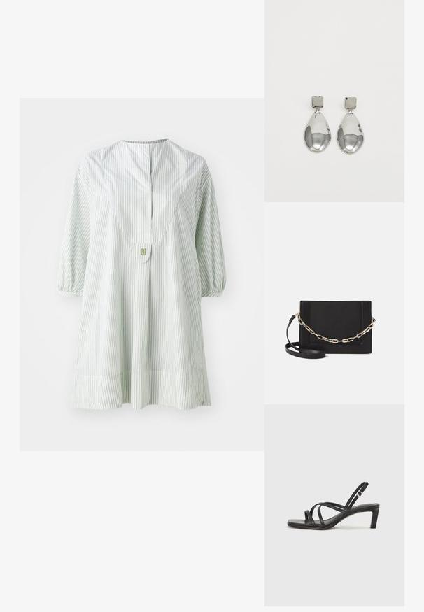 Lys grønn stripet tunika med rund hals, korte puffermer og knappedetaljer bak. Laget av mykt, lett stoff.; Sorte sandaler med stropper, firkantet tå og lav blokk hæl. Har flere tynne stropper og en justerbar ankelstropp. Laget av glatt lær.; Svart lær crossbody-veske med glatt tekstur, rektangulær form og metallkjede detaljer på framsiden. Justerbar stroppe inkludert.; Sølv dråpeøreringer med firkantet studs, med en glatt, polert overflate og en tåreformet design som reflekterer lys med en blank overflate.