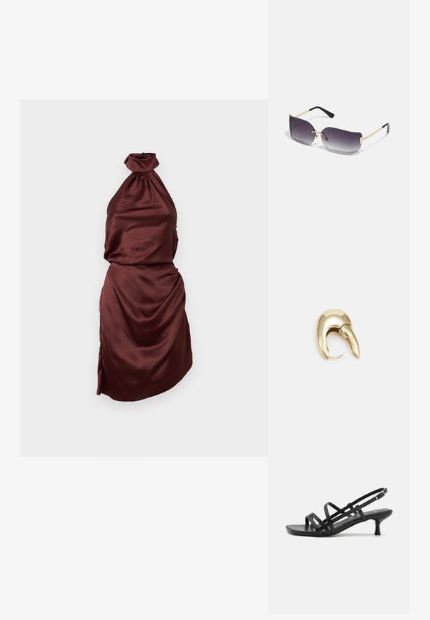 Burgunderrød satinkjole med halterneck, samlet halslinning, tettsittende liv og drapert skjørt, med en sideslitt. Glatt tekstur.; Svarte hæl sandaler med flere krysset remmer. Glatt materiale, spiss tå og smal hæl. Justerbar ankelrem med spenne.; Solbriller med grå gradientlinser, gullmetallramme og svarte plasthøyder. Unike sommerfuglformede linser med tynne armer.; Gullfarget metalløredobber med et elegant, buet design. Har en karakteristisk spiss form, polert overflate og hengsel-lukking.