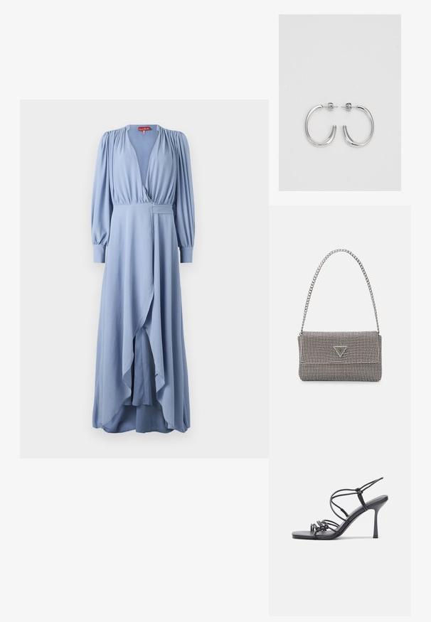 Világoskék, hosszú ruha hosszú puff ujjal, mély V-nyakkivágással, aszimmetrikus szegéllyel és puha anyagból készült. Oldalsó zsebe és gyűrődése van a vállaknál.; Fekete magas sarkú szandálok vékony pántokkal, csomózott mintával, sima négyzetes orral és karcsú stiletto sarkal rendelkeznek.; Világosszürke fémes kézitáska lánc pánttal, kis kör alakú fém kifinomult díszítéssel és háromszög alakú márkagéppel.; Ezüst karika fülbevalók sima, fényes felülettel. Lekerekített forma, könnyű kialakítással, tűs zárómechanizmussal.