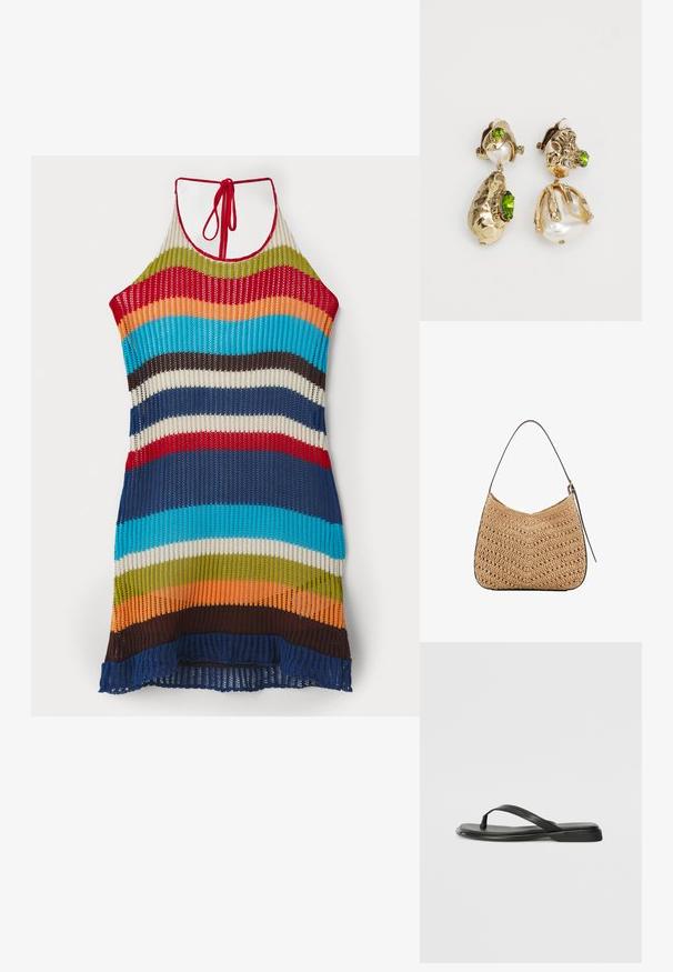 Häkel-Halterkleid mit mehrfarbigen Streifen in Rot, Blau, Grün, Orange und Braun. Locker gewebte Textur mit einer gebundenen Nackenverschlussschnur.; Schwarze Flip-Flops aus glattem Leder, mit einem dünnen Riemendesign und einer flachen Sohle mit minimalem Profil. Keine bemerkenswerten Muster oder Akzente.; Geflochtene Strohtasche mit geschwungener Form, ausgestattet mit einem dunklen Ledertragegurt und einer strukturierten Oberfläche mit Zickzackmuster.; Ohrringe in Goldfarbe haben unregelmäßig geformte, strukturierte Motive, verziert mit grünen Edelsteinen und weißen Perlen, die mit Clipverschluss gesichert sind.