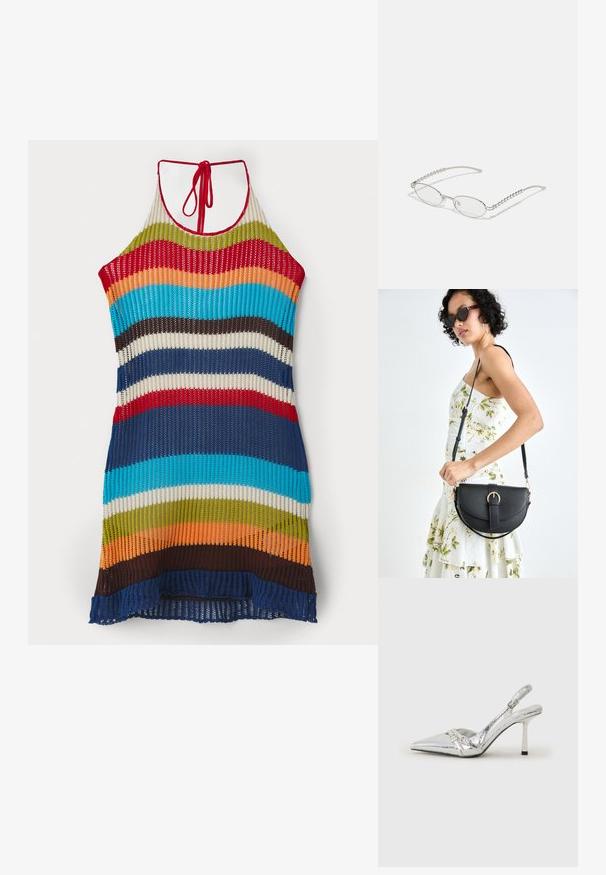 Gehaakte halterjurk met meerkleurige strepen in rood, blauw, groen, oranje en bruin. Open geweven textuur met een geknoopte halsafsluiting.; Zilveren slingback hoge hak schoen met een spitse neus, metalen afwerking, twee decoratieve banden en een slanke hak met een zwarte punt.; Ovale brillen met een metallic zilveren montuur, heldere glazen en getextureerde kraalaccenten op de tempels. Lichtgewicht ontwerp met gebogen armen.; Zwarte leren handtas met een gebogen vorm, afneembare schouderband en gouden hardware. De tas heeft een klep met een gespsluiting.