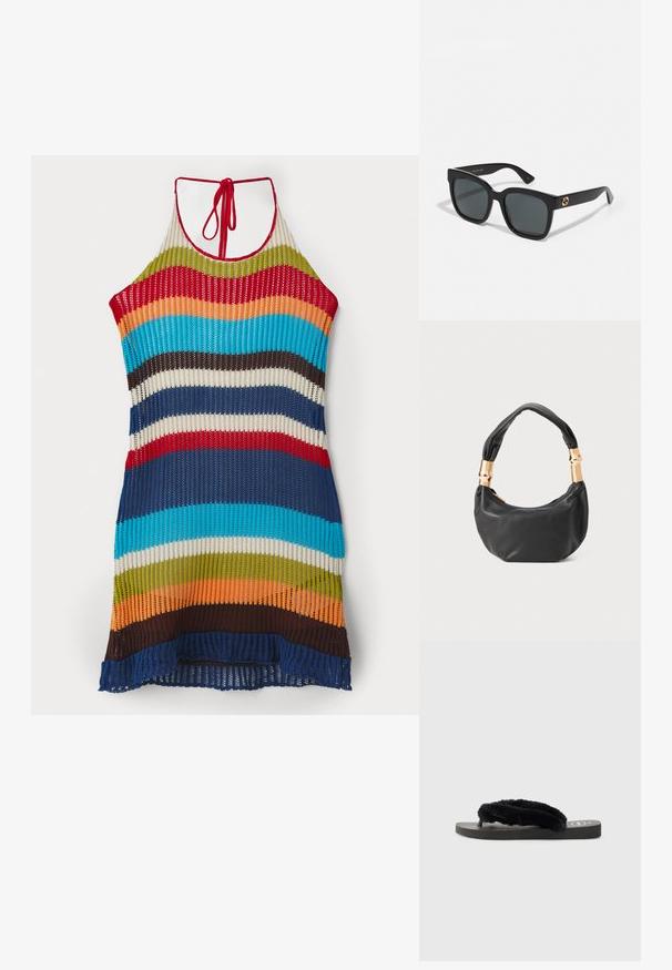 Stickad halterneckklänning med flerfärgade ränder i röd, blå, grön, orange och brun. Öppen vävstruktur med en knytning i nacken.; Svarta flip-flop sandaler med två mjuka, lurviga remmar, platt gummisula och mönstrad fotbädd för grepp. Enkelt design i en monokrom färgschema.; Svarta solglasögon med rektangulära linser, som har en blank yta och guldiga logotypdetaljer på bågarna. Mörkgrå linser ger UV-skydd.; Svart läderhandväska med rund form, mjuk textur och ett knuthandtag med detaljer i guldfärg. Dragkedjestängning.