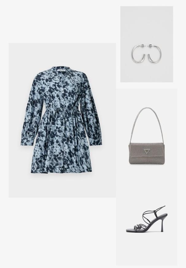 Rövid ujjú ruha kék és fekete absztrakt mintával, gombos elejével, megkötős derékkal és laza szabással. Az anyag könnyűnek tűnik.; Fekete magas sarkú szandálok vékony pántokkal, csomózott mintával, sima négyzetes orral és karcsú stiletto sarkal rendelkeznek.; Világosszürke fémes kézitáska lánc pánttal, kis kör alakú fém kifinomult díszítéssel és háromszög alakú márkagéppel.; Ezüst karika fülbevalók sima, fényes felülettel. Lekerekített forma, könnyű kialakítással, tűs zárómechanizmussal.