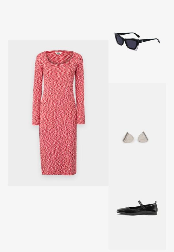 Langärmliges rotes Kleid mit einem runden Ausschnitt, das ein strukturiertes Muster aufweist, das helle und dunkle Rottöne auf einem einfarbigen Hintergrund miteinander kombiniert.; Schwarze Lackleder-Ballerina mit spitzem Zeh, einem Knöchelriemen mit Schnalle und einer glatten, glänzenden Oberfläche. Flacher Absatz für Komfort.; Schwarze übergroße Sonnenbrille mit geometrischer Form, ausgestattet mit dunklen Gläsern und einem kontrastierenden grauen Detail im Rahmen. Logo am Bügel.; Silberne Metalohrringe mit einer glatten, tröpfchenförmigen Form und einer polierten Oberfläche. Subtile Gravuren fügen Details hinzu. Minimalistisches Design.