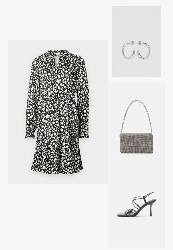 Fekete-fehér mintás ruha hosszú ujjal, megkötött derékkal és fodros szegéllyel. Kulcslyuk fazonú nyakkivágással és texturált anyaggal rendelkezik.; Fekete magas sarkú szandálok vékony pántokkal, csomózott mintával, sima négyzetes orral és karcsú stiletto sarkal rendelkeznek.; Világosszürke fémes kézitáska lánc pánttal, kis kör alakú fém kifinomult díszítéssel és háromszög alakú márkagéppel.; Ezüst karika fülbevalók sima, fényes felülettel, ívelt formával és postazáras zárral. Minimalista, modern kivitel.