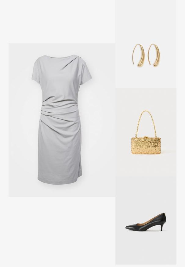 Grijze jurk met korte mouwen van zachte stof, met een gedrapeerd ontwerp en geplooide details bij de taille en een rechte snit.; Zwarte leren pump met een puntige teen, lage hak en een gladde textuur. Heeft een lichte opening aan de voorkant en minimale hardware aan de achterkant.; Gouden pailletten clutch in rechthoekige vorm, met een gedraaide kettinghandvat en een metalen sluiting, die het licht reflecteert met een gestructureerde afwerking.; Gouden metalen oorbellen in de vorm van een gebogen, verlengde hoop. Kenmerkend zijn het gladde, glanzende oppervlak en de afgeronde punt voor extra detail.