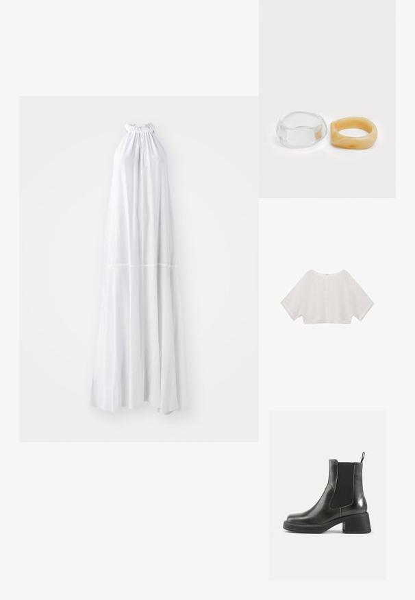 Dlouhé šaty s halter výstřihem v bílé barvě, s nařaseným výstřihem a splývavým střihem, vyrobené z lehkého materiálu bez švů.; Zkrácený top s otevřeným pletením ve světle šedé barvě, který má široký lodičkový výstřih a křídlaté rukávy, s měkkou strukturou a minimálními švy.; Černé kožené kotníkové boty s hladkým povrchem, elastickými bočními panely a masivním podpatkem. Obsahují poutko pro snadnější nazouvání.; Průhledné a jantarové prsteny z pryskyřice, jeden hladký a transparentní, druhý s texturovaným jantarovým povrchem. Oba mají zaoblené, robustní tvary.