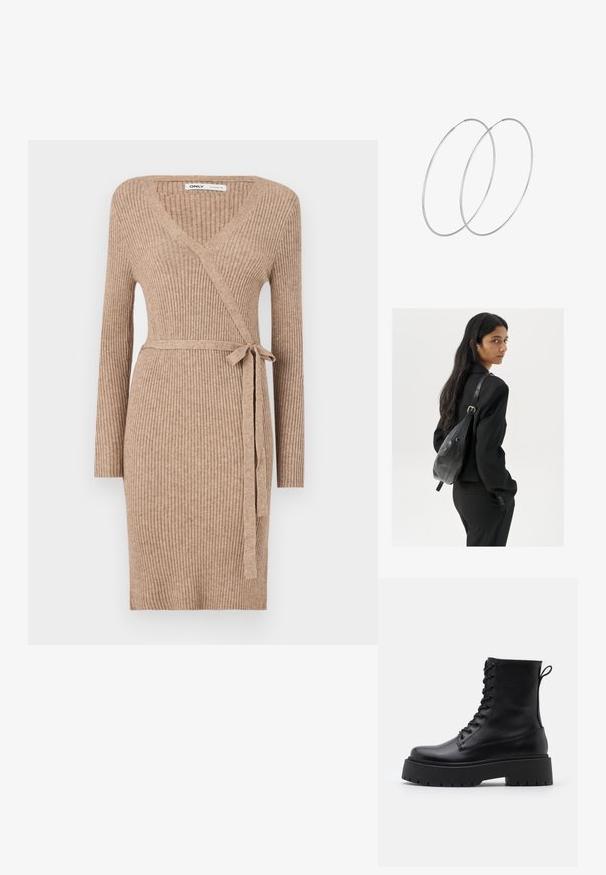 Pletena obleka z zavihkom svetlo rjave barve, z dolgimi rokavi, V-izrezom, rebrasto teksturo in zavezanimi pasom za prilagodljivost. ; Črne usnjene gležnjarje z okroglo konico, vezalnim sprednjim delom in debelim gumijastim podplatom z teksturiranim profilom. Zanka na hrbtni strani.; Ženska z dolgimi temnimi lasmi, oblečena v črn kostim, nosi črno usnjeno torbo čez ramo in se ozira čez ramo proti beli podlagi.; Srebrne uhane v obliki obroča z minimalističnim dizajnom. Krožna oblika, gladka tekstura in tanek profil. Lahki s poliranim zaključkom.