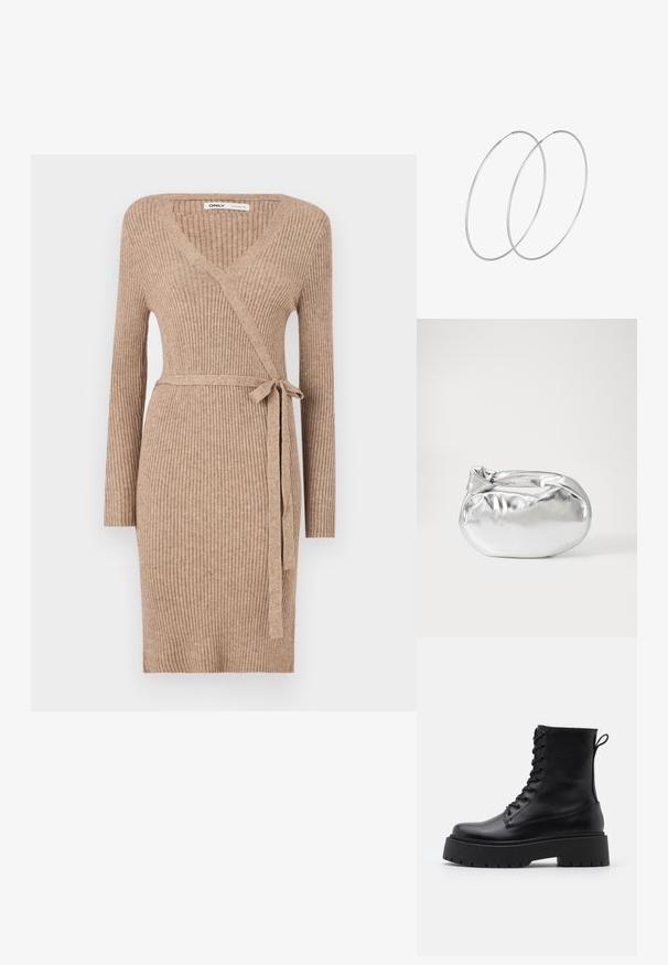Strickwickelkleid in einem hellbraunen Farbton, mit langen Ärmeln, einem V-Ausschnitt, geripptem Stoff und einem gebundenen Bund für eine verstellbare Passform.; Schwarze Lederstiefeletten mit runder Zehenpartie, Schnürung vorne und einer dicken Gummisohle mit strukturiertem Profil. Mit Zugschlaufe an der Rückseite.; Silberne metallic Pouch-Tasche mit einer sanften, abgerundeten Form und einem geknoteten Verschluss oben. Hergestellt aus glattem Kunstleder.; Silberne Creolen mit minimalistischem Design. Rundform, glatte Oberfläche und dünnes Profil. Leichtgewichtig mit hochglänzender Oberfläche.