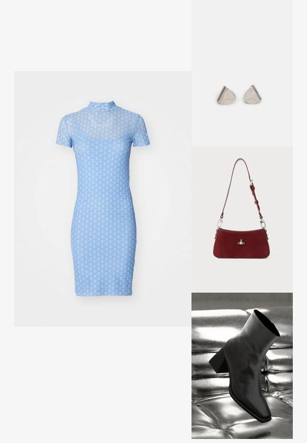 Elastická, krátkosrstá šaty v světle modré barvě s dvoubarevným mřížkovým vzorem. Má vysoký výstřih a siluetu typu bodycon.; Černá kotníková bota vyrobená z lesklého materiálu se čtveratou špičkou a zúženým podpatkem, umístěná na lesklém stříbrném prošívaném pozadí.; Červená semišová kabelka na rameno s křivkovým tvarem. Obsahuje stříbrný akcent a nastavitelné ucho se kovovými detaily. Hladký povrch.; Stříbrné kovové náušnice s hladkým tvarem slzy a lesklým povrchem. Jemné rytiny přidávají detail. Minimalistický design.