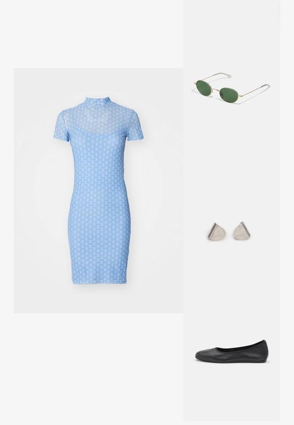 Rochie elastică, cu mâneci scurte, de culoare albastră deschisă, cu un model de grilă în două tonuri. Dispune de un decolteu înalt și o silueta adaptată corpului.; Balerini din piele neagră, cu vârf rotund, textură netedă, detalii de cusătură minimale și un design al tălpii flexibil.; Ochelari de soare cu ramă aurie, lentile ovale verzi și brațe subțiri din metal. Dispune de vârfuri din plastic transparent pe brațe pentru confort.; Cercei din metal argintiu cu o formă netedă, în formă de lacrimă și un finisaj lucios. Gravuri subtile adaugă detalii. Design minimalist.