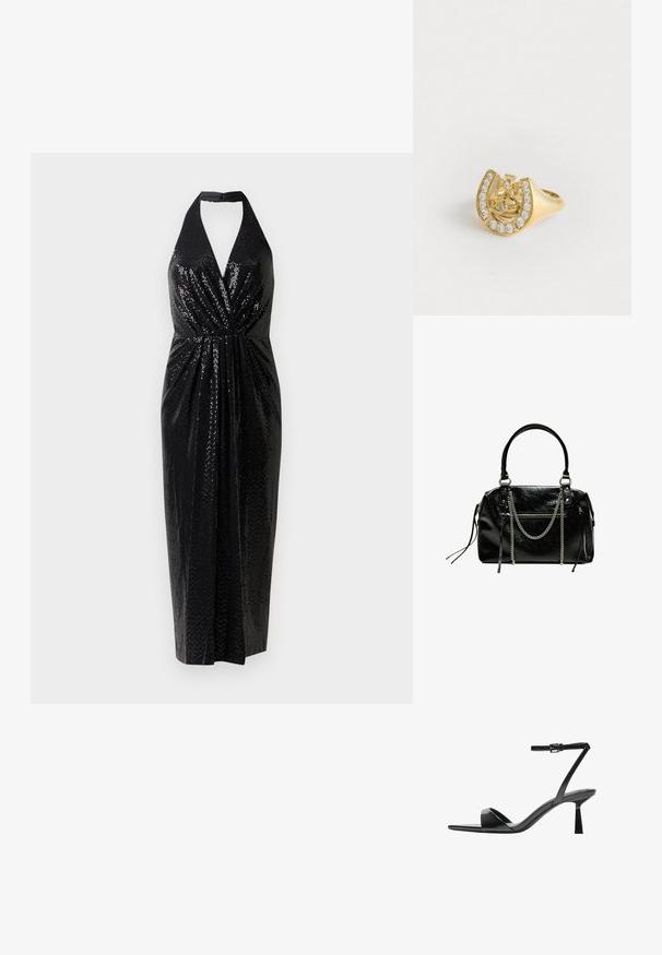 Svart halterklänning i paljettmaterial, med djup V-ringning, rynkad midja och en figursydd silhuett som slutar vid mitten av vaden.; Bershka Sandaletter - black; Bershka WITH CHAIN - Handväska - black; Guldring med en krondesign inuti en hästsko, dekorerad med små klara ädelstenar, på en vit bakgrund.