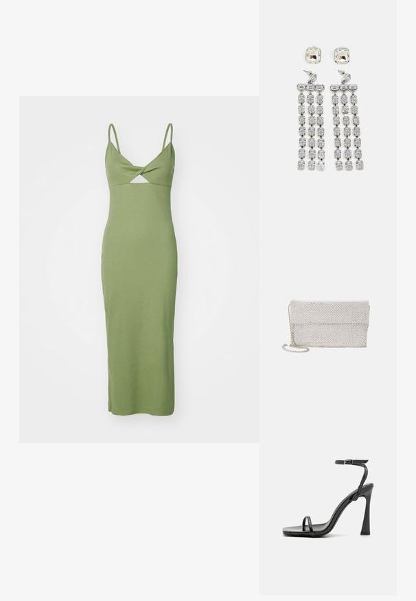 Zielona dopasowana sukienka wykonana z rypsowej tkaniny, z cienkimi ramiączkami i diamentowym wycięciem z przodu, sięgająca do połowy łydki.; Simmi London APPLE czarny; Srebrna kopertówka z siateczki o teksturowanym, plecionym wzorze, z klapą na zgięciu oraz odpinanym łańcuszkiem do noszenia.; Kryształowe kolczyki w kształcie kropli z metalowymi elementami w odcieniu srebra, wyposażone w kwadratową sztyft oraz kaskadowe rzędy prostokątnych i ośmiokątnych kryształów.