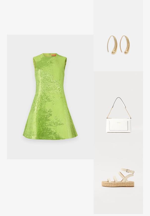 Vestido verde sem mangas com superfície texturizada e brilhante. Silhueta em A, comprimento até ao joelho, fecho com zíper nas costas e acabamento de tecido suave.; Sandal com tiras cruzadas, em couro bege claro, com fivela no tornozelo, apresentando uma sola de plataforma em juta trançada e底 de borracha plana.; Bolsa de mão branca em couro com acabamento texturizado, featuring a corrente dourada e detalhes pretos. Inclui um bolso frontal e fecho com zipper.; Brincos em metal dourado com forma de arco alongado e curvado. Apresentam uma superfície lisa e brilhante, com uma ponta arredondada para um detalhe adicional.