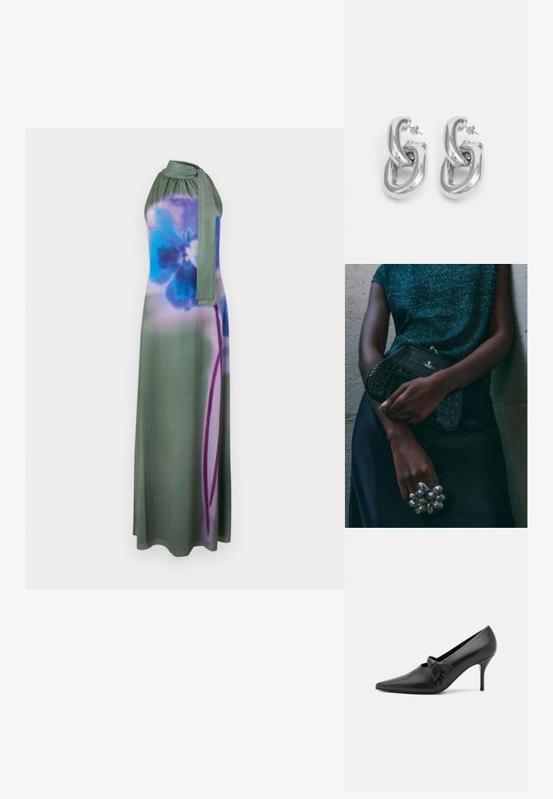 Langes, halterförmiges Kleid in gedämpftem Grün mit blau-lila floralem Muster. Glattes Material mit einer gebundenen Halsdetails und fließender Silhouette.; GIABORGHINI ARTEMIS - Pumps - black; Schwarze Clutch-Tasche im Kroko-Design mit silbernen Beschlägen, vor einem strukturierten grauen Hintergrund gehalten. Verfügt über eine glänzende Oberfläche.; Rabanne XL LINK DOUBLE HOOP EARRING - Ohrringe - silver-coloured