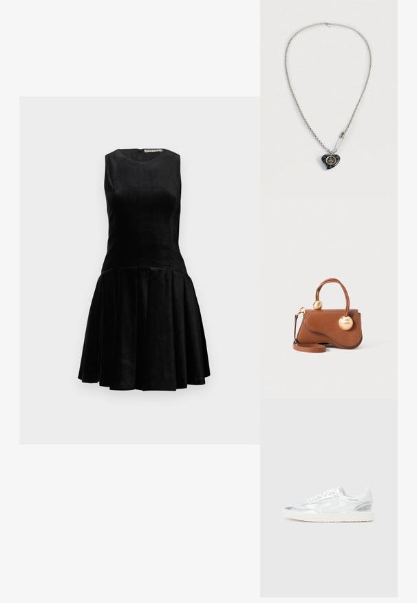 Črna brezrokavna obleka iz žameta, ki ima prilegajoč korpus in raztegnjeno plisirano krilo, okroglo ovratnico in zadrgo na hrbtu.; Bele superge z metalnimi srebrnimi detajli, gladke teksture, okrogel nos, raven podplat in tradicionalna vezalna zasnova.; Rjava usnjena torbica z valovitimi vzorci, opremljena z dvema krožnima zlatima detajloma in snemljivim naramnim trakom za vsestransko nošenje.; Srebrna verižica z obeskom v obliki srca, črnim obeskom z zlatimi detajli in sijočo zaponko, pripeto blizu obeska.