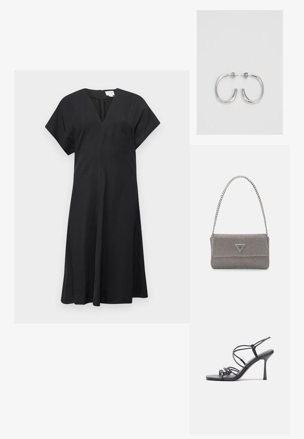 Črna obleka z V-izrezom in kratkimi rokavi. Gladek, ohlapen material, do kolen s stranskimi razporki, diskreten zadrga na hrbtu.; Črne visoke sandale na peto imajo tanke naramnice z vozlom, gladek kvadratni toe in eleganten stiletto peto.; Svetlo siva kovinska torbica z verižnim ročajem, okrašena z majhnimi okroglimi kovinskimi bleščicami in trikotnim logotipom blagovne znamke.; Srebrne obročaste uhane z gladko, sijočo površino. Zaobljena oblika, lahka zasnova, z zapiranjem na zatič.