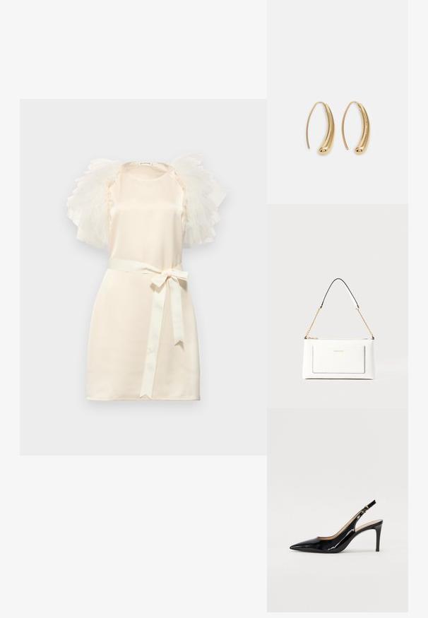 Krátke krémové šaty s volánovými, priesvitnými tylovými rukávmi. Majú saténový povrch a opasok na zaväzovanie v páse, dopĺňajúci priliehavý strih.; Čierne lakované kožené slingback lodičky s špicatou špičkou, štíhlým podpätkom a jemným výrezom. Obsahuje zlatú pracku na remienku.; Biele kožené kabelka s textúrovaným povrchom, ktorá má zlatý retiazkový popruh a čierne akcenty. Obsahuje prednú kapsu a zipsové zapínanie.; Náušnice vo forme zlatých kovových kruhov s zakriveným, predĺženým tvarom. Majú hladký, lesklý povrch a zaoblený koniec pre pridanie detailu.