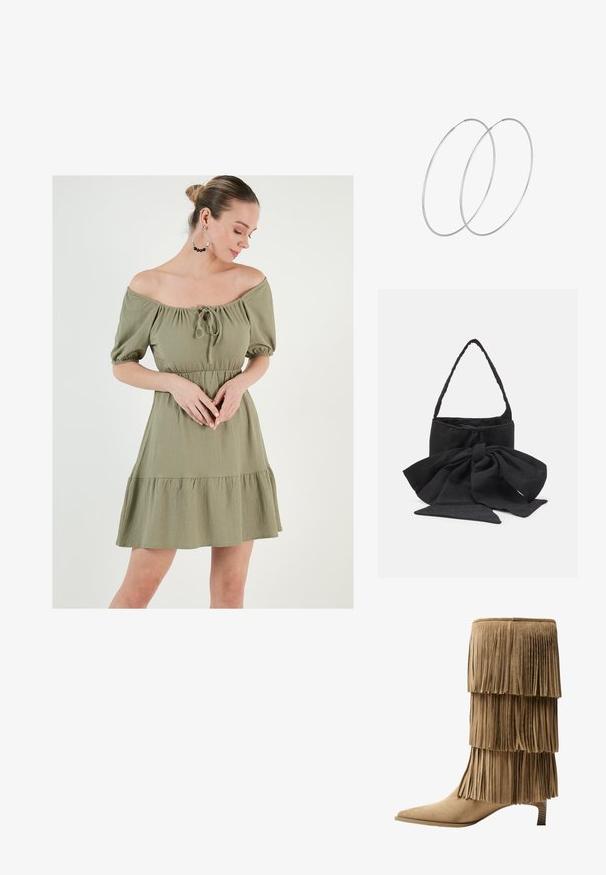 Schulterfreies, olivgrünes Kleid mit Puffärmel, tailliertem Bund und Rüschensaum. Verfügt über eine Bindeschleife am Ausschnitt und strukturierten Stoff.; Fransen-Stiefelette aus taupefarbenem Wildleder mit drei Lagen Fransen. Spitz zulaufende Zehenpartie und ein niedriger Blockabsatz. Durchgehend glatte Oberfläche.; Schwarze Stoffhandtasche mit einer gebundenen Schleifenakzent, runder Form, strukturiertem Oberflächen mit kleinen Mustern und einem einzelnen, dünnen Tragegriff.; Silberne Creolen mit minimalistischem Design. Rundform, glatte Oberfläche und dünnes Profil. Leichtgewichtig mit hochglänzender Oberfläche.