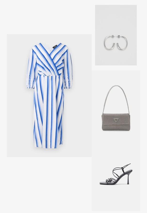 Blå og hvid stribet kjole med lange, gennemsigtige ærmer, V-udskæring og løftet talje. Har blomsterbroderi på ærmeenderne.; Sorte højhælede sandaler med tynde stropper og en knyttet design, en glat firkantet tå og en slank stiletto hæl.; Lys grå metallisk håndtaske med kædestrop, dekoreret med små runde metalliske studs og et trekantet brandlogo.; Sølv hoop øreringe med en glat, skinnende overflade. Rundet form, letvægtsdesign med post-back lukning.