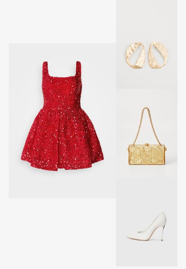 Červené trblietavé šaty so štvorcovým výstrihom, bez rukávov, priliehavým telom a rozšírenou sukňou. Po celom povrchu sa nachádza žiarivá textúra.; Biele vysoké lodičky s špicatou špičkou, pokryté jemnou trblietavovou textúrou. Strieborný kovový opätok pridáva kontrast. Elegantný dizajn.; Zlatá kabelka s pokrčenou textúrou, s obdĺžnikovým tvarom, disponujúca reťazovým popruhom a zapínaním na vrchu. Hladký, lesklý povrch.; Pár nepravidelných oválnych zlatistých kovových náušníc s textúrovaným, mierne rozbitým povrchom na bielom pozadí.