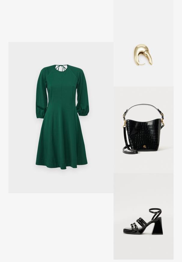 Grøn kjole med lange puffærmer, rund halsudskæring og en tætsiddende liv. Fremstillet i blødt stof, den har en blød udvidelse fra taljen til kanten.; Sorte laklæder hæl sandaler med firkantet tå, multiple stropdesign, justerbar ankelrem og en chunky geometrisk hæl.; Sort lædertaske med krokodilleprægning, rundet form, guldhardware-detaljer, justerbar rem og logodekal foran.; Guldtonet metal ørering med et slankt, buet design. Har en karakteristisk spids form, poleret overflade og hængselåbning.