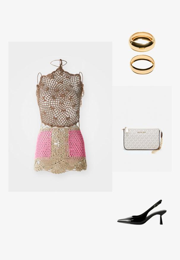 Top all'uncinetto con motivo intricati in marrone, presenta sezioni in rosa e beige. Lacci regolabili sulle spalle e all'orlo. Tessuto a maglia aperta.; Pumps slingback in vernice nera con punta affilata, lati sagomati, cinturino alla caviglia regolabile e tacco sottile e slanciato.; Wristlet Michael Kors in tela rivestita beige con motivo a logo MK ripetuto, hardware dorato e tracolla a catena staccabile.; Due anelli d'oro sono esposti, uno spesso e arrotondato, l'altro sottile e piatto. Entrambi presentano una superficie liscia e lucida con una finitura lucidata.