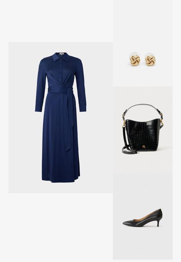 Tengerészkék ruha gallérral, hosszú ujjakkal, gombos elülső résszel és derékövvel. A ruha átlapolt kialakítású és sima textúrájú. Hossza a térd közepéig ér.; Fekete bőrpumpa hegyes orral, alacsony sarokkal és sima felülettel. Elöl enyhe nyílással rendelkezik, hátul pedig minimális részletezéssel.; Fekete krokodil bőrhatású táska ívelt formával, arany színű fémalkatrészekkel, állítható pánttal és logó részlettel elöl.; Arany színű csomó fülbevalók, csavart formával. Minden fülbevaló mögött egy kör alakú átlátszó támasz található a biztonságos viselés érdekében.