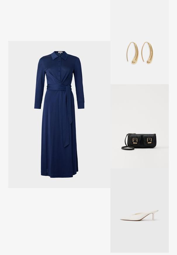Námorníckomodrá šaty s golierom, dlhými rukávmi, zapínaním na gombíky a viazaním v páse. Obsahuje prekladaný dizajn a hladkú textúru. Dĺžka sahá po polovicu lýtok.; Biele muly s ostrou špičkou a nízkym stiletto podpätkom. Vyrobené z hladkého materiálu s minimalistickým dizajnom a jemným detailom na tanovej podrážke.; Čierna kožená crossbody taška s dvoma prednými vreckami, zlatými sponami, zipsovým uzatváraním a úzkym popruhom. Štruktúrovaný povrch a kompaktný obdĺžnikový tvar.; Náušnice vo forme zlatých kovových kruhov s zakriveným, predĺženým tvarom. Majú hladký, lesklý povrch a zaoblený koniec pre pridanie detailu.