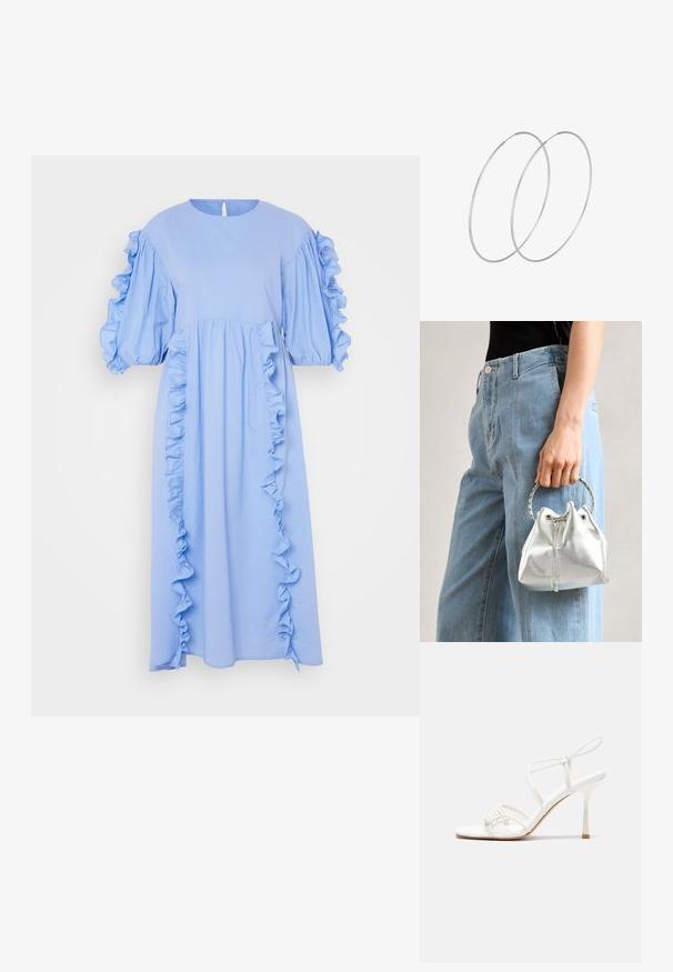 Svetlomodré midi šaty vyrobené z jemného materiálu s nafúknutými rukávmi a volánovými detailmi na prednej časti a po stranách. Detail s kľúčovou dierkou na zadnej strane.; Biele sandále na vysokom podpätku so štíhlym remienkom okolo členku a plochou základňou na prsty, textúrovaný predok so zhluky akcentov.; Metalická strieborná kabelka s textúrovaným povrchom, zdobená striebornou okrúhlou rukoväťou a uzáverom na šnúrku, držiaca sa pred svetlo modrými džínsami.; Strieborné kruhové náušnice s minimalistickým dizajnom. Cirkulárny tvar, hladký povrch a tenký profil. Ľahké s lesklým povrchom.