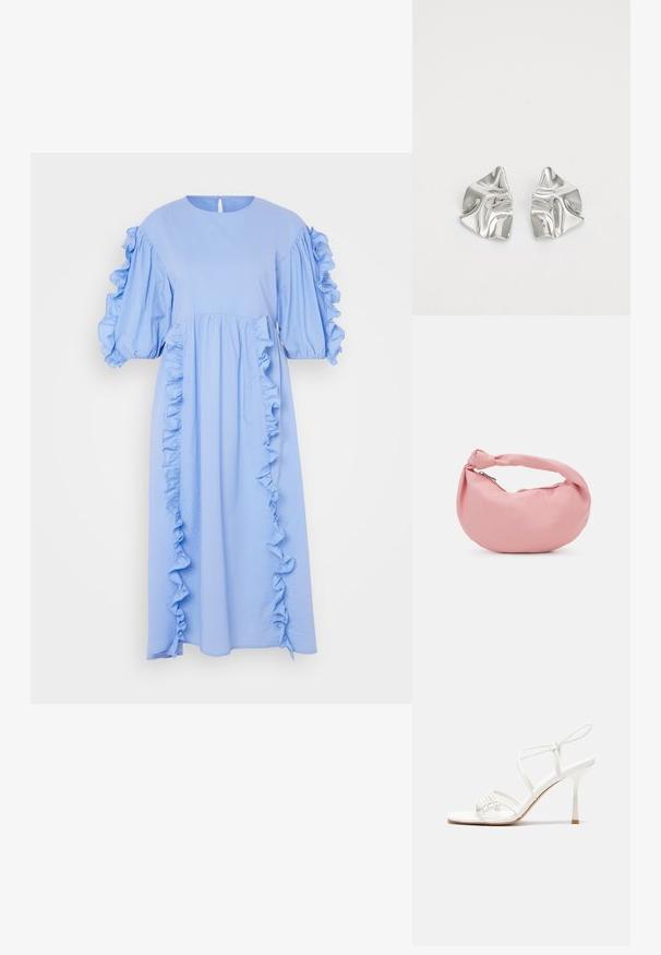 Svetlomodré midi šaty vyrobené z jemného materiálu s nafúknutými rukávmi a volánovými detailmi na prednej časti a po stranách. Detail s kľúčovou dierkou na zadnej strane.; Biele sandále na vysokom podpätku so štíhlym remienkom okolo členku a plochou základňou na prsty, textúrovaný predok so zhluky akcentov.; Even&Odd Kabelka - pink; Strieborné kovové náušnice s vlnitým, sochárskym dizajnom, s lešteným povrchom a nepravidelnými tvarmi, ktoré zvýrazňujú súčasnú estetiku.
