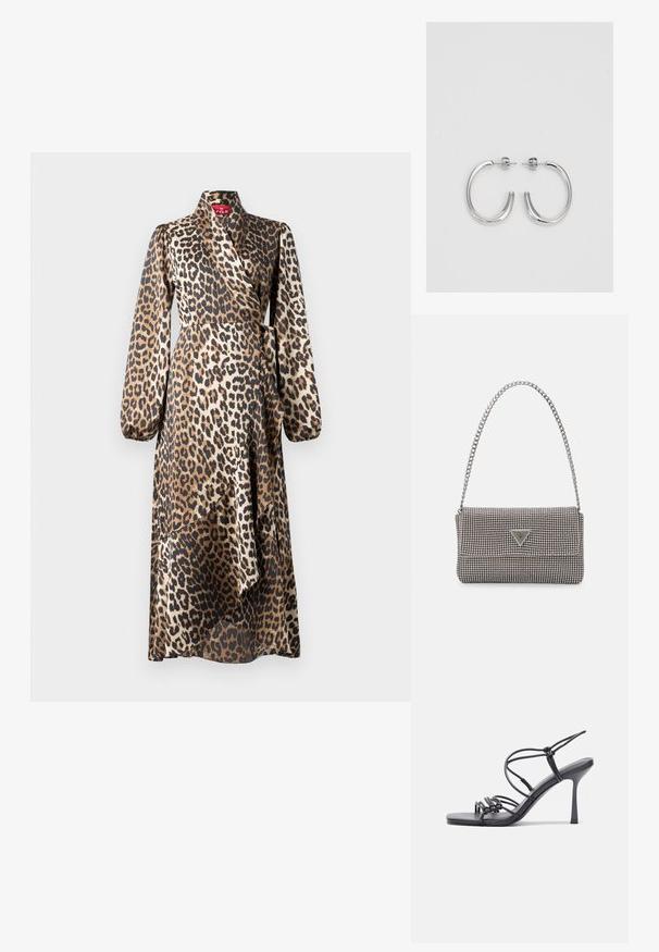 Zavinovací šaty s leopardím vzorom z saténovej tkaniny. Dlhé rukávy, výstrih do V a viazanie v páse. Hladký silueta s vrstveným lemom.; Čierne sandále na vysokom podpätku majú tenké remienky s uzlovým dizajnom, hladký štvorcový špičku a elegantný stiletto podpätok.; Svetlošedá metalická kabelka s reťazovým popruhom, ozdobená malými kruhovými kovovými štítkami a trojuholníkovým logom značky.; Strieborné kruhové náušnice s hladkým a lesklým povrchom. Okrúhly tvar, ľahký dizajn, s uzáverom na kolík.