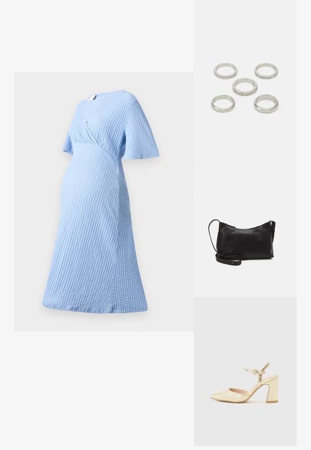 Lyseblå kjole med en strukturert, krøllete stoff. Har et innpakningsdesign og korte, vide ermer, som faller under kneet. Enkelt kante.; Gull metallisk hæl sko med spiss tå, ankelrem med en sirkelformet lås, og en tykk hældesign. Glatt tekstur.; Svart skinn skulderveske med glatt tekstur, buet form, justerbar stropp og glidelås. Minimalistisk design uten dekorasjoner.; Sett med fem sølvringer i forskjellige design, inkludert én med en rad av klare steiner. Glatt og reflekterende metallfinish.