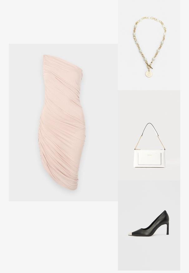 Vestido sem alças em tecido rosa claro, apresentando uma silhueta ajustada, textura suave e um design assimétrico com detalhes franzidos de um lado.; Sapato de salto alto em couro preto com bico apontado e biqueira metálica prateada. Apresenta um acabamento liso e um salto esguio de 10 cm.; Bolsa de mão branca em couro com acabamento texturizado, featuring a corrente dourada e detalhes pretos. Inclui um bolso frontal e fecho com zipper.; Colar de corrente de ouro com realces de contas brancas e um charme circular com um logotipo em relevo, fechado com um fecho de toggle.