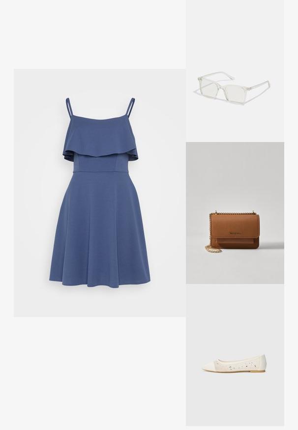 Blåkjole med en tettsittende overdel, utsvingt skjørt og lagdelt volangdetalj ved utringningen. Justerbare spaghetti-stropper, glatt stofftekstur.; Spiss tå ballettleestøvel i kremfarget skinn med gjennomsiktig overdel som har spredte rhinestones. Myk såle for komfort, minimalistisk design.; Klare plastiske briller med kvadratisk innfatning og gjennomsiktige linser, med gullfiner på brillestengene for ekstra detalj.; Brun teksturert lær crossover-veske med gullkjede-stropp og klaffelukking. Fronten har logo-detalj og en lomme under klaffen.