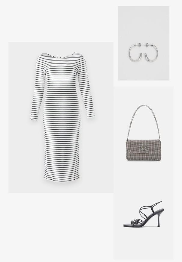 Hosszú ujjú, csíkos ruha bordázott anyagból, fehér alapon tengerészkék vízszintes csíkokkal. Hajónyak kivágású és testhezálló sziluettel rendelkezik.; Fekete magas sarkú szandálok vékony pántokkal, csomózott mintával, sima négyzetes orral és karcsú stiletto sarkal rendelkeznek.; Világosszürke fémes kézitáska lánc pánttal, kis kör alakú fém kifinomult díszítéssel és háromszög alakú márkagéppel.; Ezüst karika fülbevalók sima, fényes felülettel. Lekerekített forma, könnyű kialakítással, tűs zárómechanizmussal.