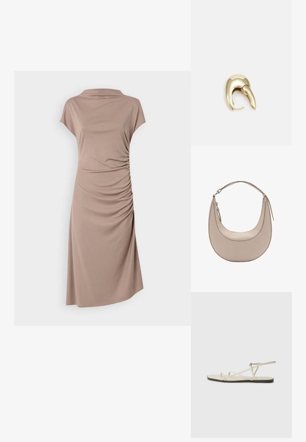 Brą dress z krótkimi rękawami wykonana z miękkiej tkaniny, z dekoltem w kształcie cowl oraz marszczeniami po bokach, które podkreślają sylwetkę.; Beżowe płaskie sandały z wieloma cienkimi paskami i regulowanym zapięciem. Podeszwa jest płaska z delikatnym ciemnym kontrastem na krawędzi.; Beżowa skórzana torba na ramię o kształcie półksiężyca, gładkiej fakturze i pojedynczym zakrzywionym uchwycie. Posiada zamek błyskawiczny oraz staranne przeszycia.; Złote metalowe kolczyki o eleganckim, zakrzywionym kształcie. Posiadają charakterystyczny szpiczasty kształt, polerowaną powierzchnię oraz zapięcie na zawias.
