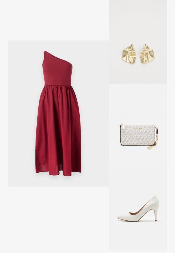 Abito aderente a una spalla, lungo fino al ginocchio, di colore rosso scuro, con un busto aderente e una gonna fluida, realizzato in tessuto leggero con una texture liscia.; Scarpa con tacco alto in pelle verniciata bianca, con punta affilata e superficie liscia, caratterizzata da un tacco sottile e un'apertura bassa.; Wristlet Michael Kors in tela rivestita beige con motivo a logo MK ripetuto, hardware dorato e tracolla a catena staccabile.; Orecchini metallici dorati con un design ondulato; superficie liscia e riflettente; forma asimmetrica; nessun motivo o hardware visibile.