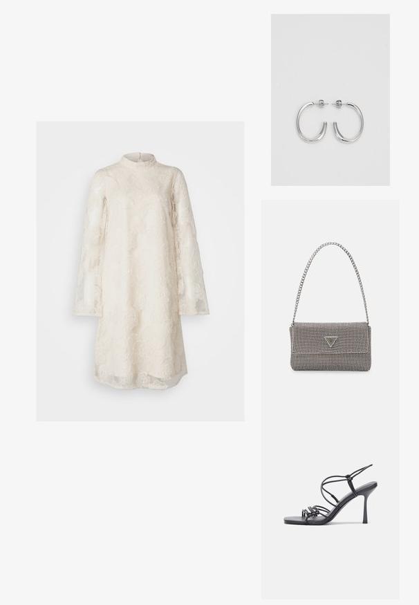 Tejdzsos ruha krémszínben, magas nyakkivágással, hosszú ujjakkal, virágmintás és áttetsző textúrájú, térd felett ér.; Fekete magas sarkú szandálok vékony pántokkal, csomózott mintával, sima négyzetes orral és karcsú stiletto sarkal rendelkeznek.; Világosszürke fémes kézitáska lánc pánttal, kis kör alakú fém kifinomult díszítéssel és háromszög alakú márkagéppel.; Ezüst karika fülbevalók sima, fényes felülettel, ívelt formával és postazáras zárral. Minimalista, modern kivitel.