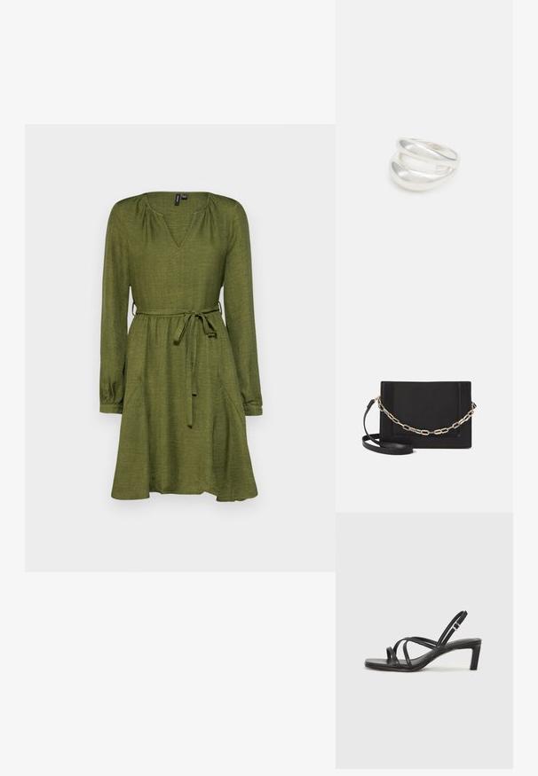 Zelena haljina s V-izrezom, dugim rukavima i remenom za vezanje. Ima bočne džepove i labav kroj, izrađena je od teksturirane tkanine.; Crne sandale s trakama, kvadratnim prstom i niskom blok petom. Ima više tankih trakica i podesivu trakicu oko gležnja. Izrađene su od glatke kože.; Crna kožna torba preko tijela s glatkom teksturom, pravokutnim oblikom i metalnim lancem na prednjoj strani. Uključena je podesiva naramenica.; Srebrna dvostruka prsten s glatkom, poliranom površinom. Karakterizira ga fluidan, zakrivljen dizajn s preklapajućim sekcijama za moderan izgled.