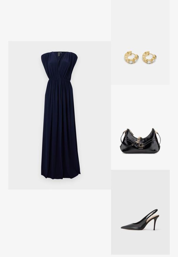 Navyblaues Maxikleid aus fließendem Stoff, mit tiefem V-Ausschnitt, gerafften Schultern und einem elastischen Taillenbund für eine figurschmeichelnde Silhouette.; Schwarze Leder-Slingback-Pumps mit spitzer Zehenform, glatter Textur und einem zarten Riemen mit einer metallischen Schnalle.; Schwarze Lackledertasche mit geschwungenem Design, goldenen Hardware-Akzenten und einem auffälligen Logo. Inklusive abnehmbarem Schultergurt.; Goldene Creolen mit einem strukturierten Design und drei klaren Kristallakzenten auf einer Seite, die eine moderne geometrische Ästhetik bieten.