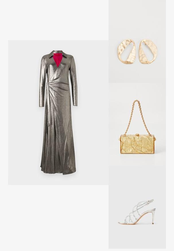 Lang, metallic zilveren jurk met een kraag, lange mouwen, een diepe V-halslijn en een wikkeldesign met draping en een zijsplit.; Metallisch zilveren hoge hak sandaal met kruislings gespen, transparante accenten en een elegante puntige teenontwerp. Verstelbare enkelgesp.; Gouden handtas met gekreukt textuur en een rechthoekige vorm, voorzien van een kettingriem en een sluiting bovenop. Gladde, glanzende afwerking.; Een paar onregelmatig ovale, gouden metalen oorbellen met een gestructureerd, lichtgehamerd oppervlak op een witte achtergrond.