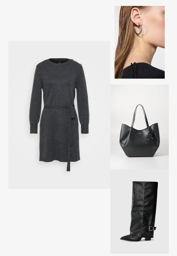 Duga pletena haljina u ugljen sivoj boji sa okruglim izrezom, bočnim remenom, rebrastim manžetama i dugmetima na lijevom ramenu.; Crne kožne čizme do gležnja sa šiljastim vrhom, glatkom teksturom i srebrnim kopčanjem sa strane. Debela kvadratna peta.; Crna torba s dugim handles, izrađena od teksturiranog sintetičkog materijala s širokim siluetom, ukrašena detaljem s oznakom brenda.; Srebrna kružna naušnica s poliranim završetkom, koja ima male zlatne detalje i okrugli oblik, nošena na uhu.