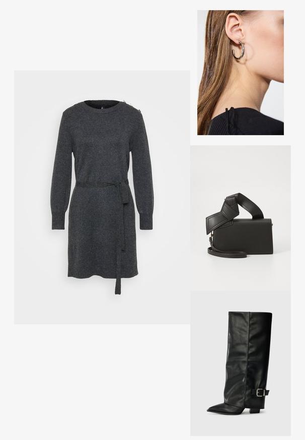 Dlouhé pletené šaty v barvě antracitové šedé s kulatým výstřihem, bočním opaskem na zavázání, žebrovanými manžetami a knoflíkovými detaily na levém rameni.; Černé kožené kotníkové boty až po kotníky s špičatou špičkou, hladkým povrchem a stříbrnou sponou na boku. Masivní čtveritý podpatek.; Černá kožená taška v obdélníkovém tvaru, vybavená jedinečnou uzlovou rukojetí a odnímatelným ramenním popruhem. Hladký povrch a minimální švy.; Stříbrný kruhový náušník s lesklým povrchem, zdobený malými zlatými akcenty, v kulatém tvaru, nošený na lalůčku.
