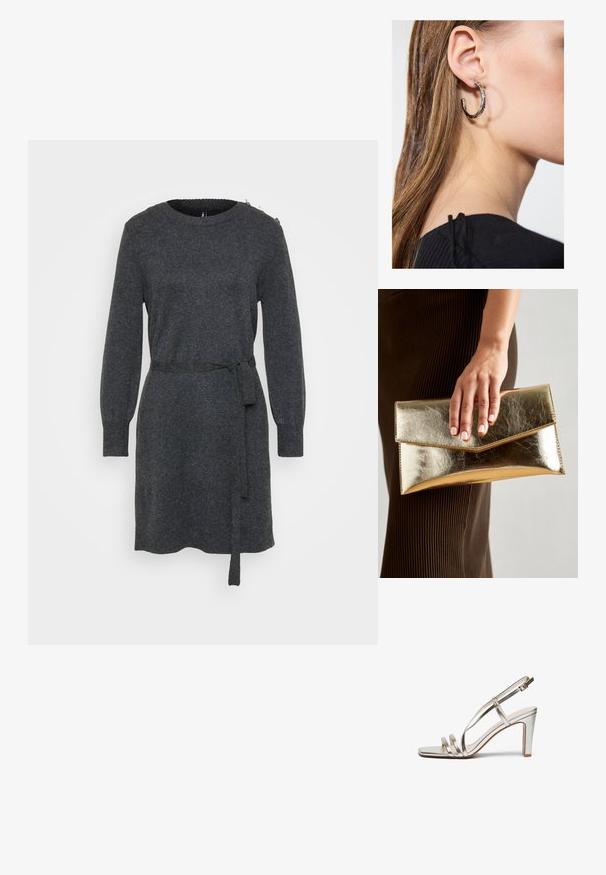 Abito a maglia grigio carbone con maniche lunghe, scollatura rotonda, cintura laterale con nodo, polsini a coste e dettagli a bottoni sulla spalla sinistra.; Sandaletta con tacco alto in argento metallico e punta aperta, dotata di tre sottili cinturini sul piede e di una cinghia alla caviglia con fibbia.; Borsa a mano metallic oro con una texture liscia, dotata di una chiusura a pattina triangolare. La mano che la tiene ha unghie curate.; Orecchino a cerchio in argento con finitura lucida, caratterizzato da piccoli dettagli in oro e una forma tondeggiante, indossato sul lobo.