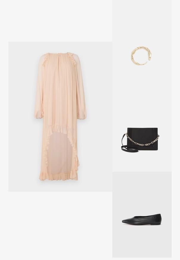 Dlhé, bledooranžové šaty vyrobené z ľahkého materiálu, s volánovými detailmi na výstrihu a leme a s vysokým rozparkom na jednej strane.; Čierne kožené baletky, špicatý špička, minimalistický dizajn, hladká textúra, nízky podpätok, bez viditeľných prvkov alebo ozdôb.; Čierna kožená crossbody taška s hladkou textúrou, obdĺžnikovým tvarom a kovovým reťazovým detailom na prednej strane. Súčasťou je nastaviteľný popruh.; Prsteň v zlatej farbe s organickým, skrúteným dizajnom, hladkým povrchom a zužujúcimi sa koncami, vytvárajúci moderný, sochársky vzhľad.