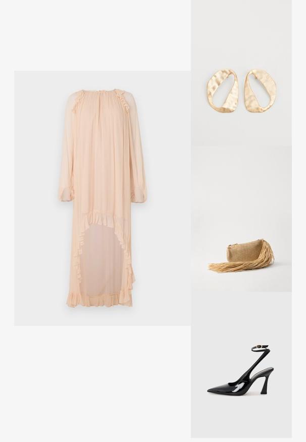 Hosszú, világos őszibarack színű ruha, könnyű anyagból készült, fodros díszítéssel a nyakrészen és a hemén, valamint egy magas hasítékkal az oldalán.; Fekete lakk bőrből készült, slingback magas sarkú cipők, hegyes orral, állítható bokapánttal és mérsékelt tömbsarkal. Simább textúra, fényes felület.; Cult Gaia VIERA - Alkalmi kézitáska - natural; Egy pár szabálytalan, ovális formájú, aranyszínű fém fülbevaló, enyhén kalapált felülettel, fehér háttéren.