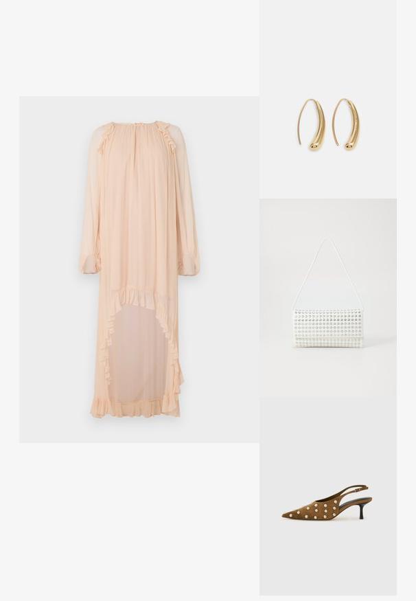 Dlouhé, světlé broskvové šaty vyrobené z lehké tkaniny, s volánovými detaily na výstřihu a lemu, a s vysokým rozparkem na jedné straně.; Hnědé semišové slingback lodičky na jehlovém podpatku s špičatou špičkou a stříbrnými kulatými nýty na vršku a boku, na čistém bílém pozadí.; Bílá kabelka zaobleného tvaru s texturovaným povrchem pokrytým stříbrnými cvoky. Má tenký popruh na rameno a elegantní zapínání.; Náušnice ve tvaru kruhu z pozlaceného kovu s vroubkovaným, prodlouženým tvarem. Mají hladký, lesklý povrch a zaoblený konec pro zvýraznění detailu.