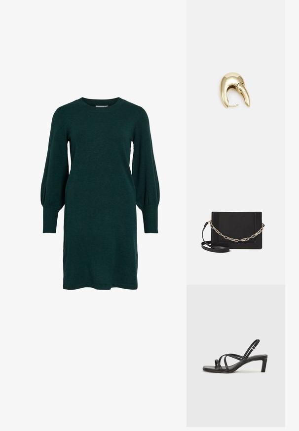 Zielona dzianinowa sukienka z okrągłym dekoltem, długimi bufiastymi rękawami i prążkowanymi mankietami. Materiał wydaje się miękki i gładki w dotyku.; Czarne sandały na obcasie z prostokątnym noskiem i niskim słupkowym obcasem. Posiadają wiele cienkich pasków i regulowany pasek na kostkę. Wykonane z gładkiej skóry.; Czarna skórzana torebka typu crossbody z gładką teksturą, prostokątnym kształtem oraz metalowym detalem w postaci łańcuszka z przodu. W zestawie regulowany pasek.; Złote metalowe kolczyki o eleganckim, zakrzywionym kształcie. Posiadają charakterystyczny szpiczasty kształt, polerowaną powierzchnię oraz zapięcie na zawias.